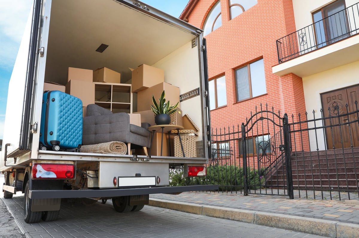 Van full of moving boxes and furniture near house - Umzugsservice Frankfurt am Main